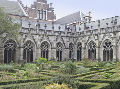 Gezicht vanuit de Pandhof, met in het midden het venster met touw