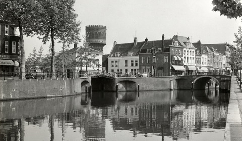 Gezicht op de Stadsbuitengracht te Utrecht, ter hoogte van de Weerdsluis.