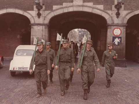 De Hooglandse Ondergrondse Strijdkrachten arriveren op het Binnenhof