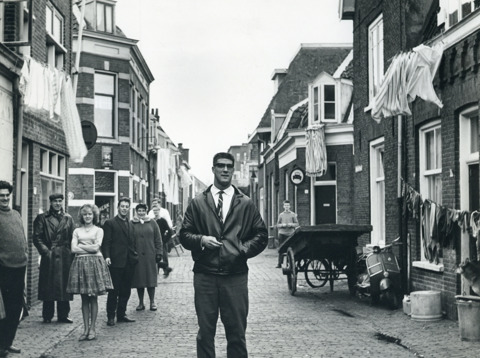 Judoka Anton Geesink in de Oranjestraat