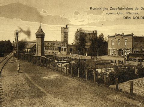 De Koninklijke Zeepfabriek De Duif te Den Dolder, met links de spooraansluiting naar de fabriek