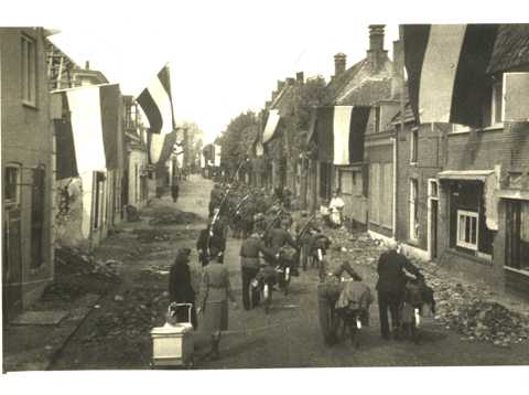 Duitse militairen blazen de aftocht en lopen door de Voorstraat in Woudenberg