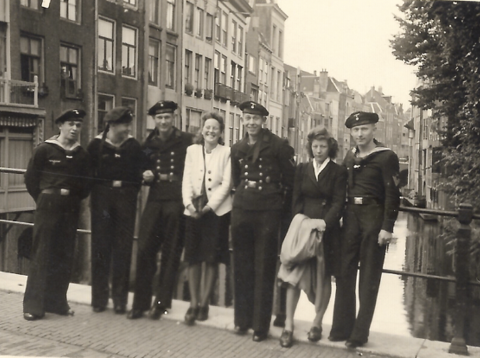 Soldaten van de Kriegsmarine met twee dames op de Gaardbrug
