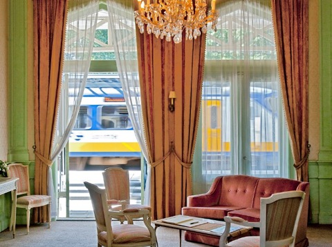 De wachtkamer met uitzicht op het perron