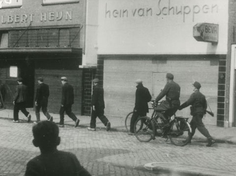 Boeren en knechten die opgepakt zijn tijdens een razzia