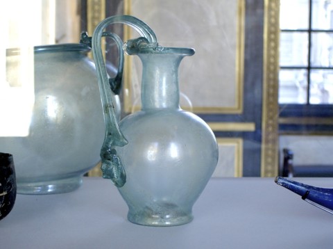 Glazen schenkkan met daarop een applique