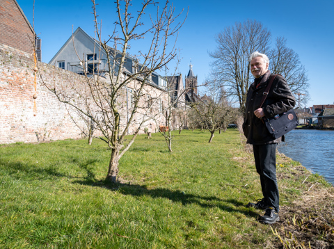 Hans Kluit bij de stadsmuur in Vianen