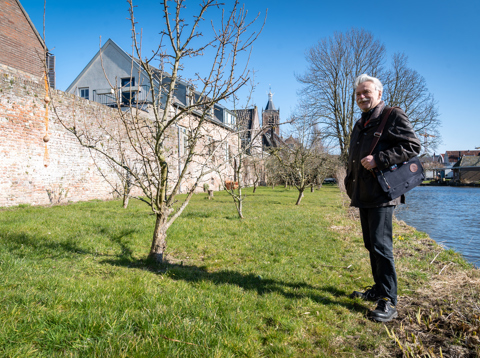 Hans Kluit bij de stadsmuur in Vianen