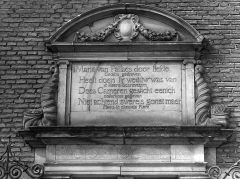 Gevelsteen boven de ingang van het refectiehuis van de Fundatie van Maria van Pallaes