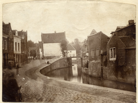 Havenstraat met herberg De Witte Leeuw aan de linkerkant van de weg