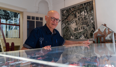 Rob Wolff bij vitrine