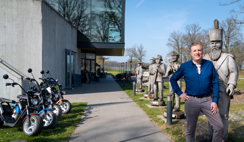 Bert Rietberg bij de soldaten van het Grebbelinie Bezoekerscentrum