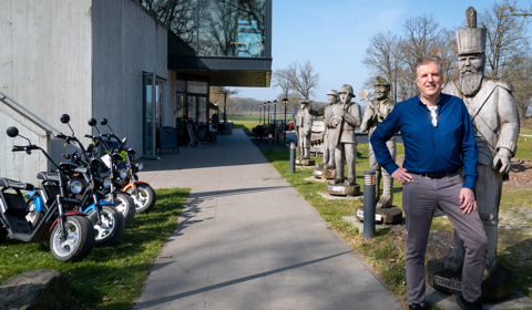 Bert Rietberg bij de soldaten van het Grebbelinie Bezoekerscentrum