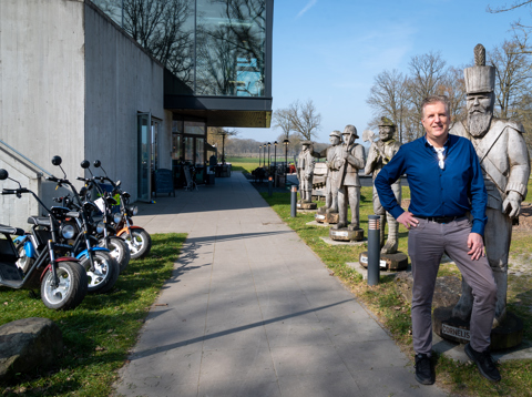 Bert Rietberg bij de soldaten van het Grebbelinie Bezoekerscentrum