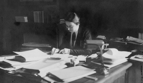Marie Anne Tellegen aan haar bureau op het stadhuis