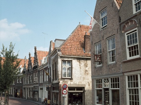 Havenstraat met rechts (wit pand) voormalige herberg De Witte Leeuw, Oudewater