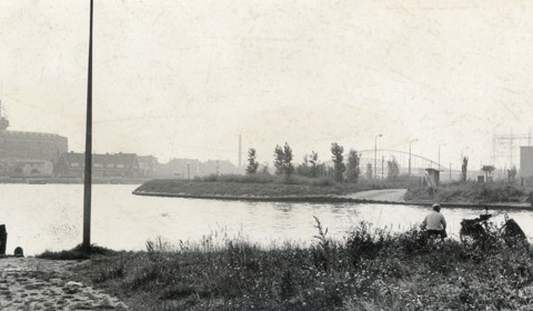 Het Amsterdam-Rijnkanaal te Utrecht, ter hoogte van de Kernhaven