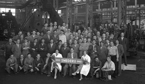 Groepsportret van het personeel van de smederij