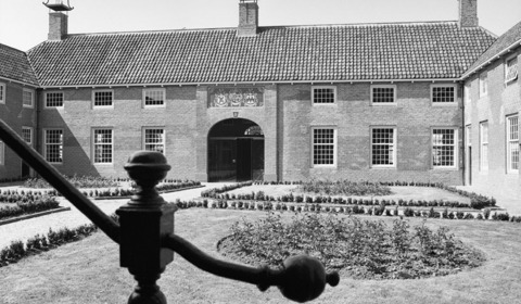 Binnenplaats, achterzijde van voorgevel