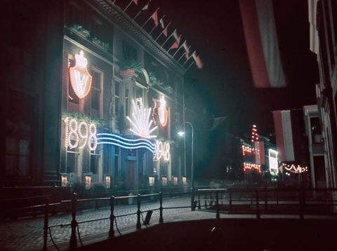 Redactiekantoor Utrechtsch Nieuwsblad Drift 23, In Augustus 1948 Feestelijk Verlicht Vanwege Het 50 Jarig Regeringsjubileum Van Koningin Wilhelmina.