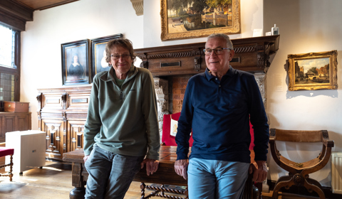 Gerrit (links) en Piet in de Vroedschapszaal van Stadsmuseum Woerden