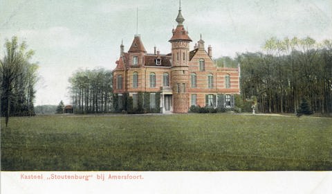 Gezicht op de voorgevel van het landhuis Stoutenburg met omringend park