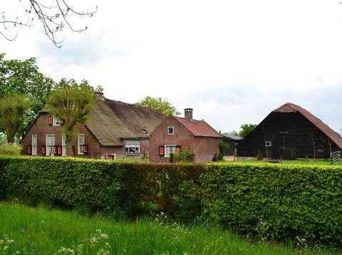 Erf Met Meidorrnhaag En Singel