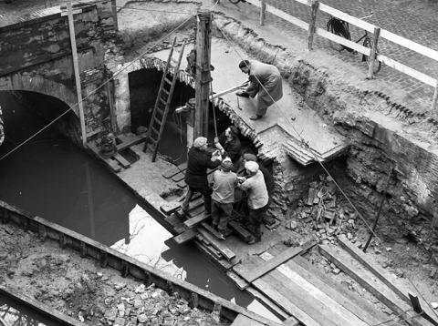 Afbeelding van de sloop van een gedeelte van een werfkelder aan de Kromme Nieuwegracht