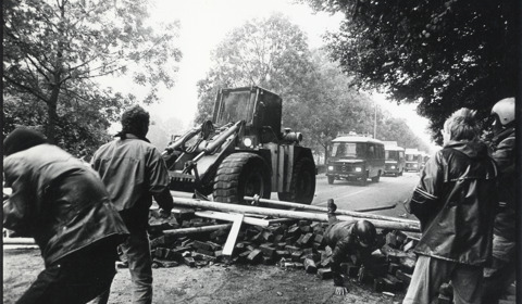 M.E. ruimt barricade op bij de Koningsweg