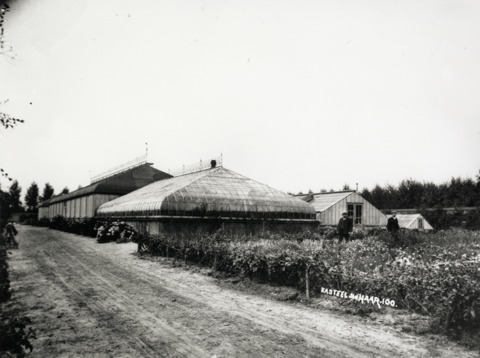 Gezicht op de kassen in het park van kasteel De Haar