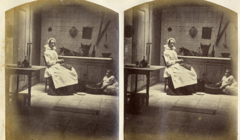 Dienstmeid in de keuken van huis De Wereld