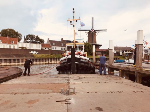 Het leggen van een ponton door het team van de Lekkodagen