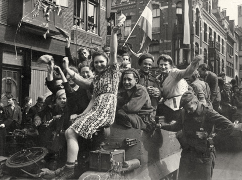 Feestelijke Intocht Van De Geallieerden In De Korte Jansstraat Te Utrecht