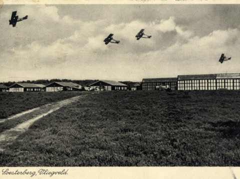 Gezicht op enkele vliegtuigloodsen op de vliegbasis Soesterberg