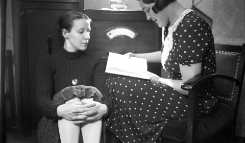 Portret van Puppie en haar zus Grethe voor de radio