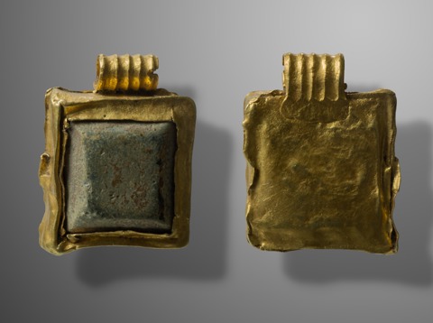 Voor- en achterkant van gouden hanger uit de vroege middeleeuwen