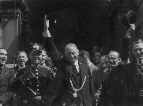 Burgemeester Mr.Dr. G.A.W. Ter Pelkwijk Begroet De Aanwezigen Op De Stadhuisbrug