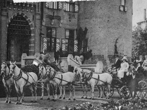 Barones Hélène bij kasteel De Haar