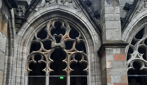 Het venster bij de ingang van de Pandhof