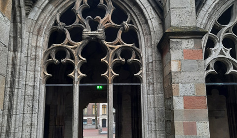 Het venster bij de ingang van de Pandhof