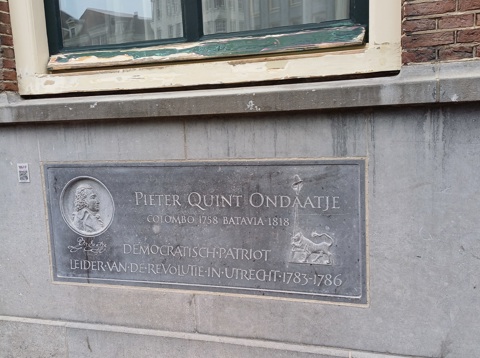 Plaquette van Ondaatje bij het Utrechtse stadhuis