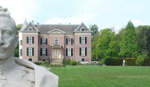 Borstbeeld van Keizer Wilhelm met op de achtergrond Huis Doorn