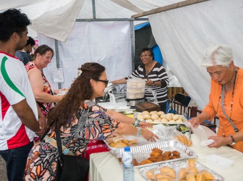 Uitgebreide eettafel tijdens Pasar Malam