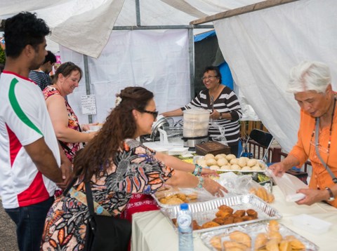 Uitgebreide eettafel tijdens Pasar Malam