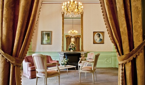 De wachtkamer met deuren naar het perron