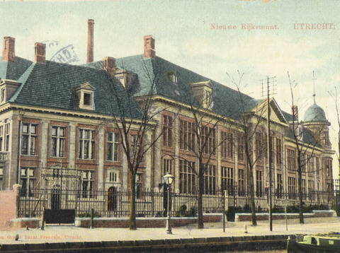 Gezicht op de voorgevel van de Rijksmunt