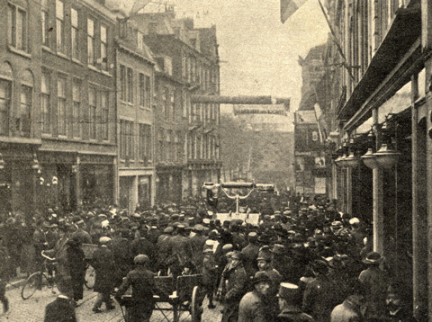 Lange Viestraat - linksvoor de viswinkel