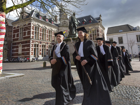 Het cortège onderweg van het Academiegebouw naar de Domkerk 2