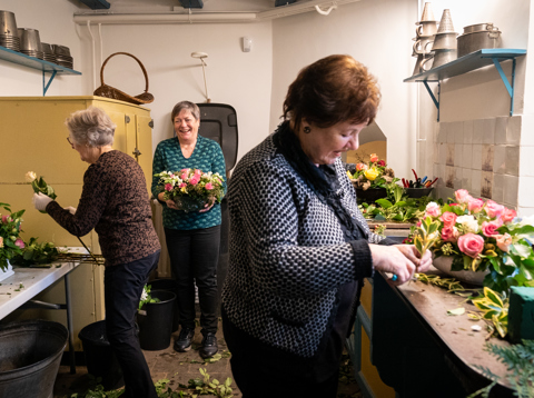 Trudy Vijverberg met collega's van de bloemengroep in Huis Doorn