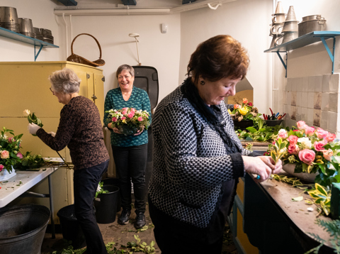 Trudy Vijverberg met collega's van de bloemengroep in Huis Doorn